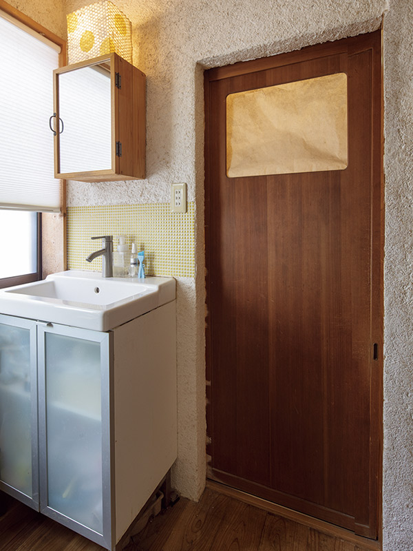 画像: 知り合いが譲ってくれたドアをトイレの扉に