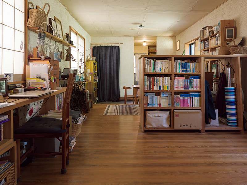 画像: 簡素な作業小屋が、温かみのある空間に生まれ変わった。棚や机も手づくり