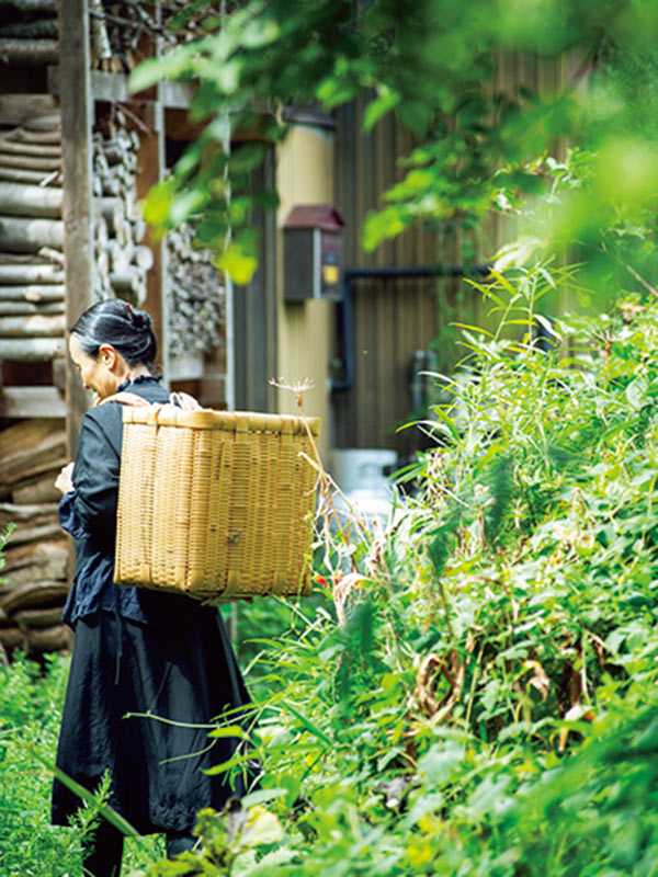 画像: 背負子にレンガを6〜7個ずつ入れ、108段の階段を何度も上った。「背中にだいぶ筋肉がつきました」
