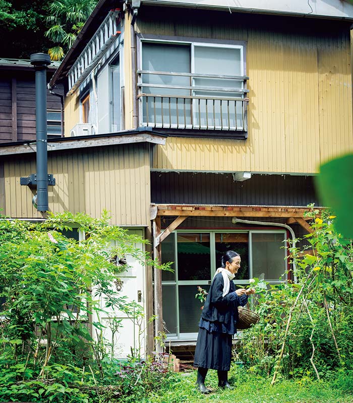 築50年、鎌倉の“108段の階段”を上るぼろぼろの古民家をDIY。上り下りは大変でも「本当に豊かな毎日」ライアー奏者・山下りかさん