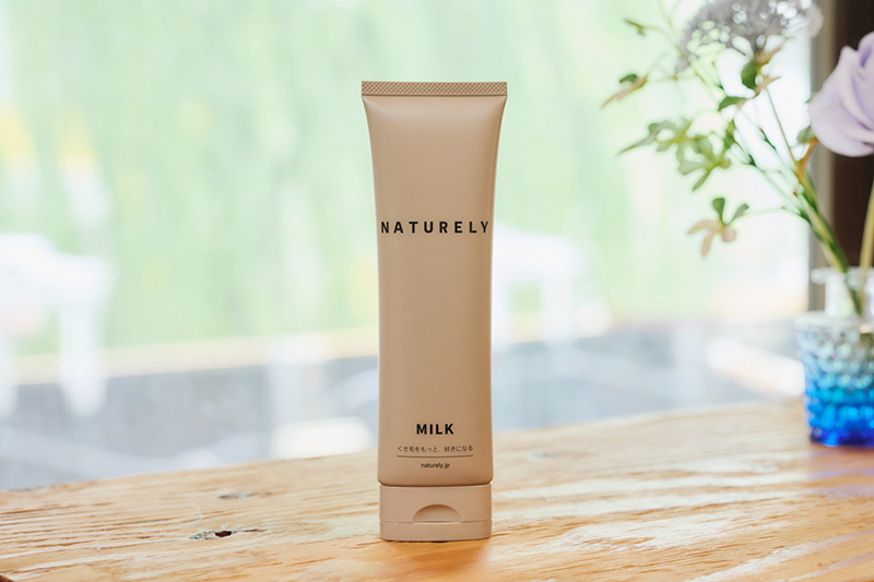 画像: 「NATURELY」ヘアミルク。パサつき、チリつきを抑え、くせを活かすための土台を整える