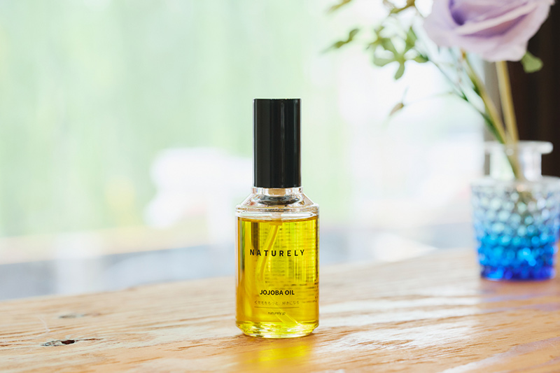 画像: 「NATURELY」ホホバオイル。さらっと髪に馴染み、自然な潤いを与えてくれる
