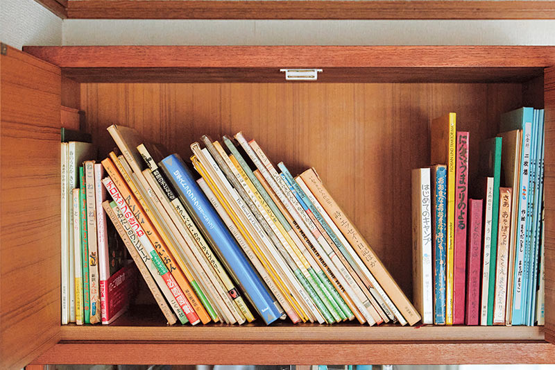 画像: リビングの棚には、万里子さんが10代のころから読んできた絵本や、絵を描くための資料などが並んでいる