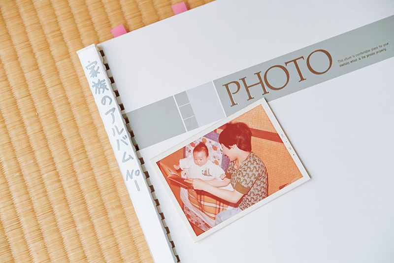 画像: 生後2カ月の穂高さんに、手づくり絵本を初めて見せたときの写真。万里子さんの創作の原点