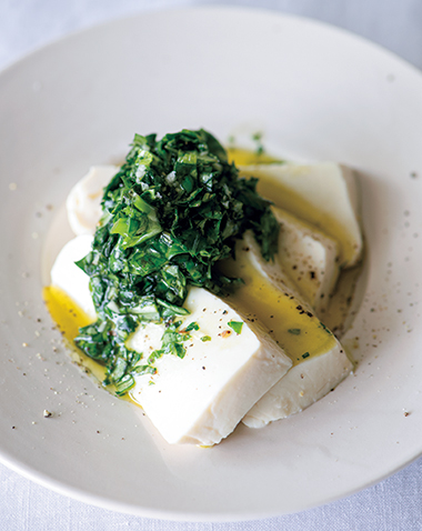 画像: ねっとりとした塩豆腐はチーズのよう。 さっぱりとしたバジルの風味とよく合います。