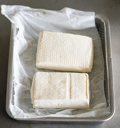 画像: 豆腐に塩をするとねっとりした食感に。いつもとは違うおいしさを体験できます。