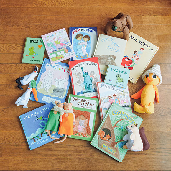 画像: 万里子さんと弘さんが手づくりした絵本の一部。キャラクターのぬいぐるみは、絵本展用に弘さんが縫ったもの。毛糸の帽子やマフラーは、来場者の方が編んでくれた