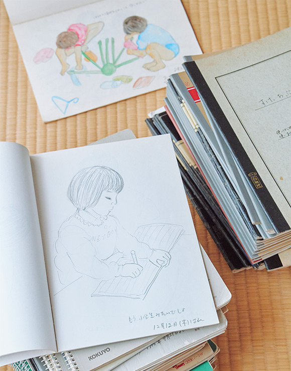 画像: 「自分の納得のいくような絵が描きたくて」と、万里子さんは毎日1枚、子どもたちの様子をスケッチしていた。50冊以上にのぼるスケッチブックには、そのときにしかない「家族のいま」が切り取られている