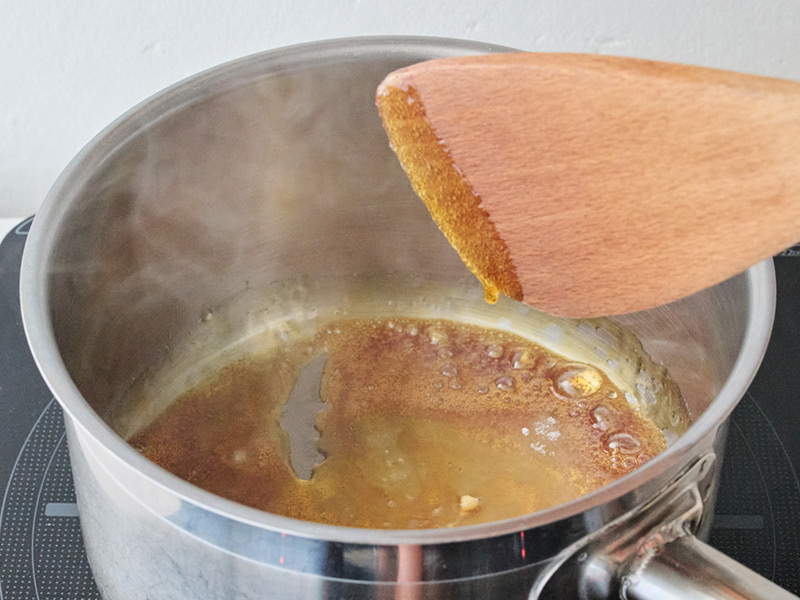 画像: 全体が茶色になったらへらでぐるりと混ぜる
