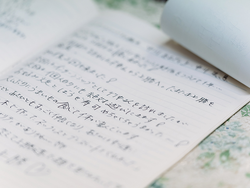 画像: 竹中さんの家も多くの研修生を受け入れてきた。メッセージノートは大事に保管している。「研修が終わった後も年賀状をくれたり泊まりに来てくれたり。この仕事のおかげでつながった縁ですね」