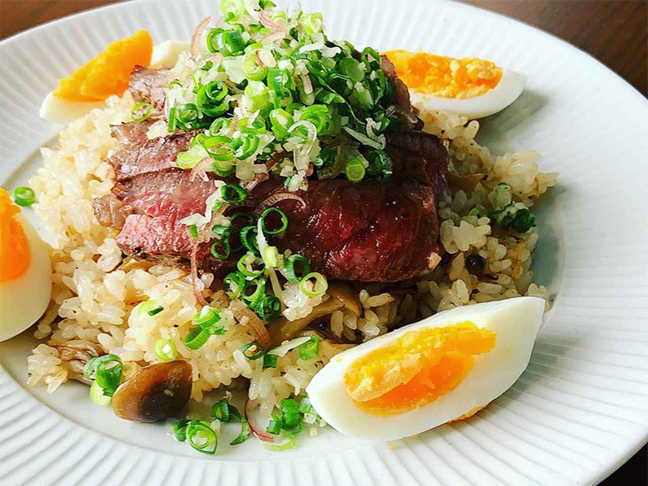 画像: 大人のズボラごはん「ステーキピラフ」のつくり方。焼くだけで喜ばれる‟ステーキ肉”は困ったときのNo.1お助けアイテム／arikoさん - 天然生活web