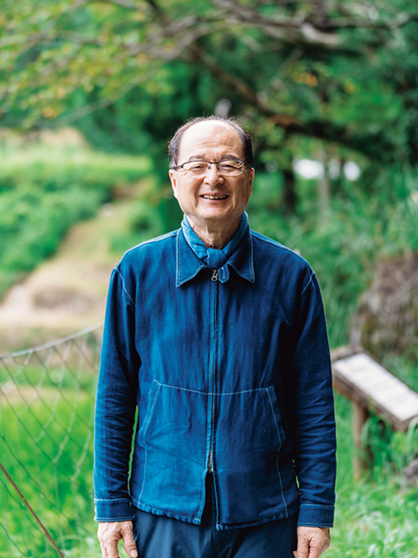 画像: 農家に信頼され慕われる「いろどり」代表、横石知二さん。杉林を、つまものを採取できる広葉樹に代える「彩山構想」も進行中