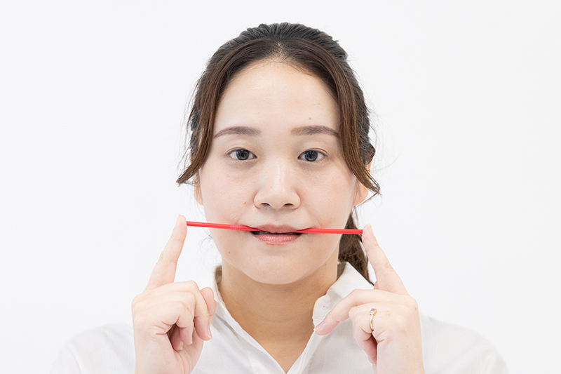 画像: ストローが安定しない場合は、手で支えたまま行ってもOK