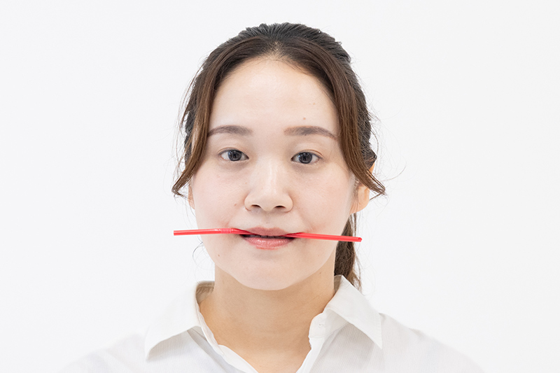 画像: ストローを押すと動くぐらい、軽くくわえるのがポイント