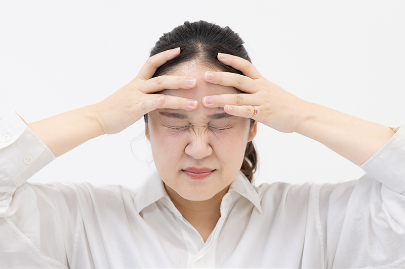 画像: 目元に力が入りすぎないように軽く目をつぶるのがポイント