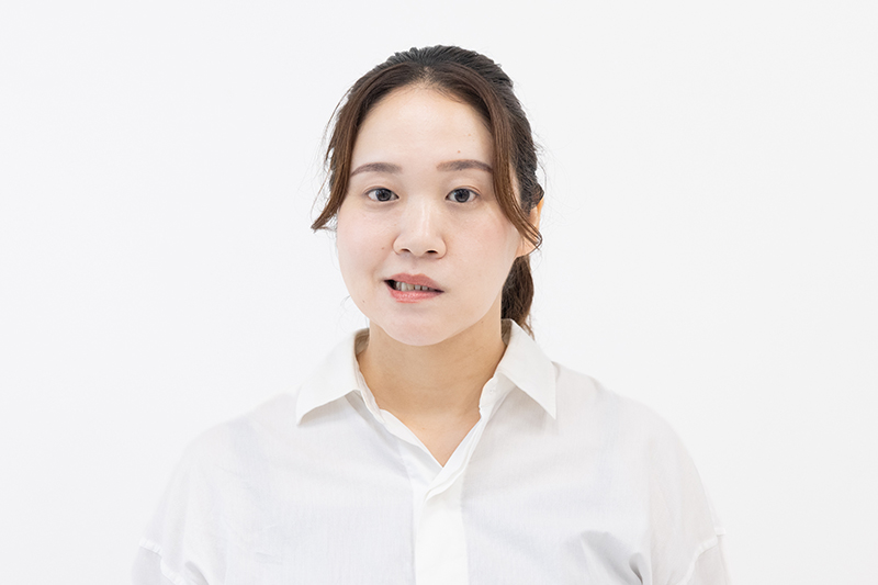 画像: 口元に力が入ると、下の歯が見えたりあごにシワが入る。口角は横に広がるだけで上がっていない