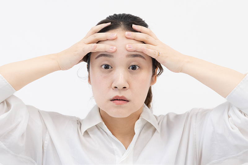 画像: 眉毛が上がると、おでこにしわができてしまうので注意