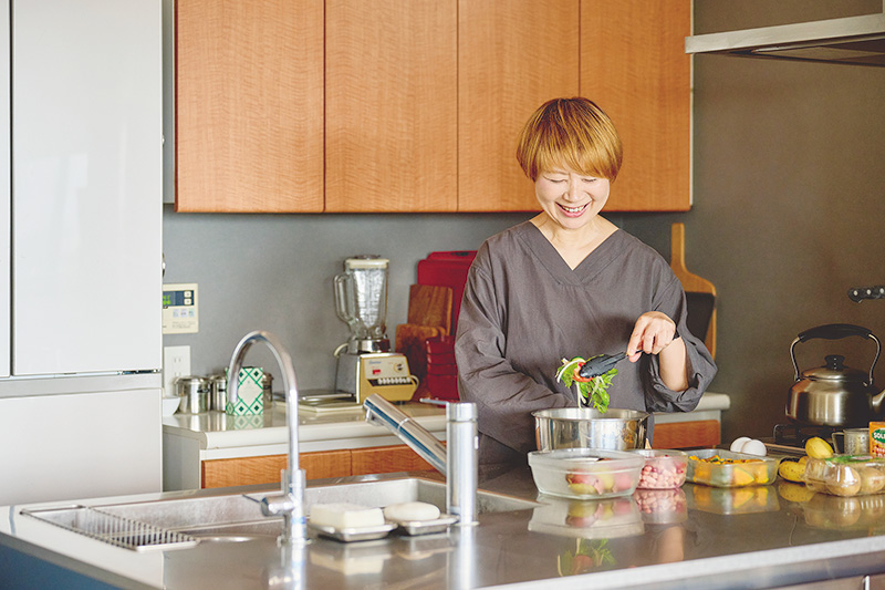画像: 毎日欠かさず食べるのは、バナナとキウイ、焼きいも、焼きのりとわかめ、納豆、煮豆、豆腐、梅干し、しらす、たっぷりの野菜、卵、肉か魚