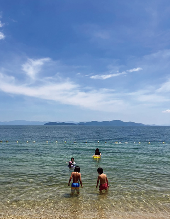 画像: 子どもの友達を誘って琵琶湖へ。おでかけボランティアで、「くらら庵」の子どもたちと遠出することも