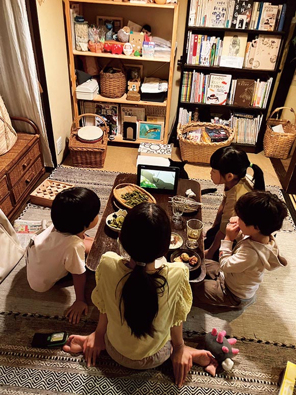 画像: お泊まり会は子どもが幼いころから恒例に。「たこ焼きをみんなで焼いたり、夕食の時間も楽しそうでした」