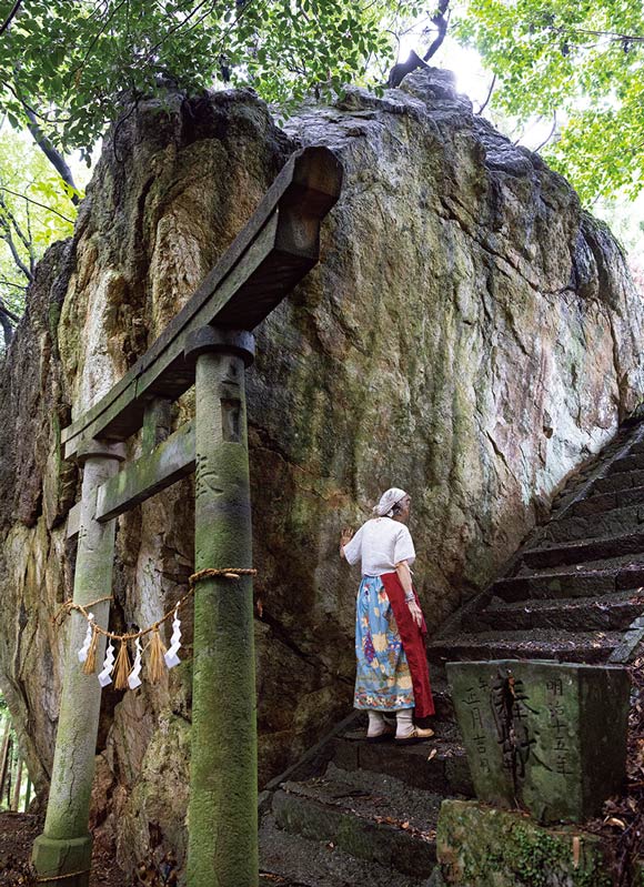 画像: 大元神社の境内には、数メートルの巨石も。「ここには巨石信仰があったのかもしれないと思っているの」