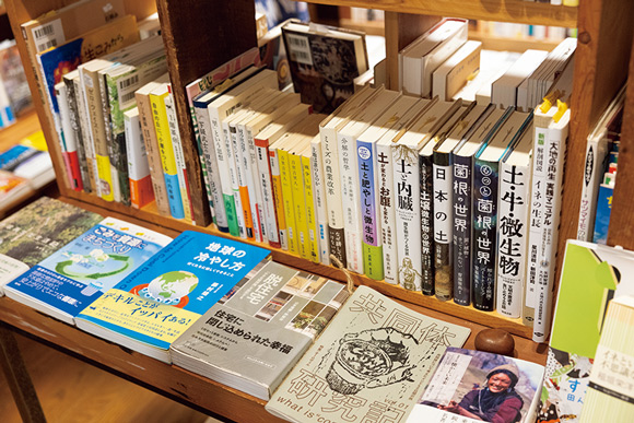 画像: 書棚はひとつのテーマから関心が広がるような配置を意識。うずまき舎では依頼に応じ選書も行っている