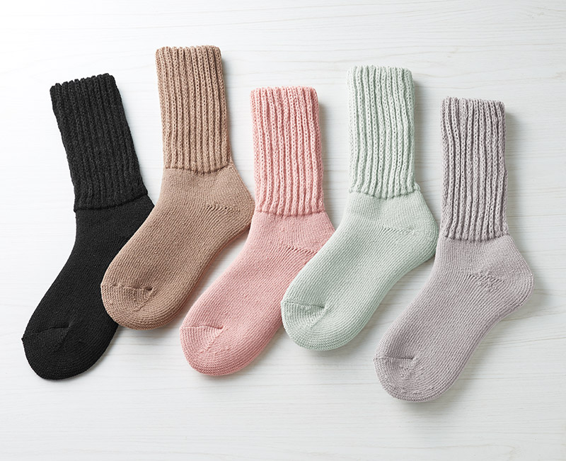 画像: 定番のミドル丈。カラーは、ブラック、ベージュ、ピンク、ミント、グレーの5色が揃う