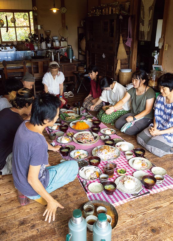 画像: 昼食は早川さんと哲平さんそれぞれの弟子が順番に料理し、食卓を囲むのが習慣