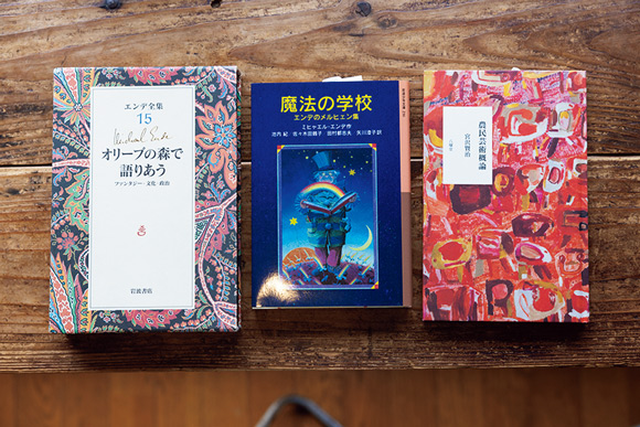 画像: 村上さんが選ぶ「新しいつながり」を考えるための3冊。「お金や労働への新たな視点をもらえます」