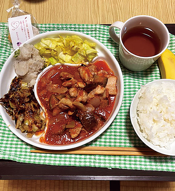 画像: 鶏もも肉となすのトマト煮込み、キャベツのカレー炒めなどが彩るメニュー。子ども100円、高校生以上300円