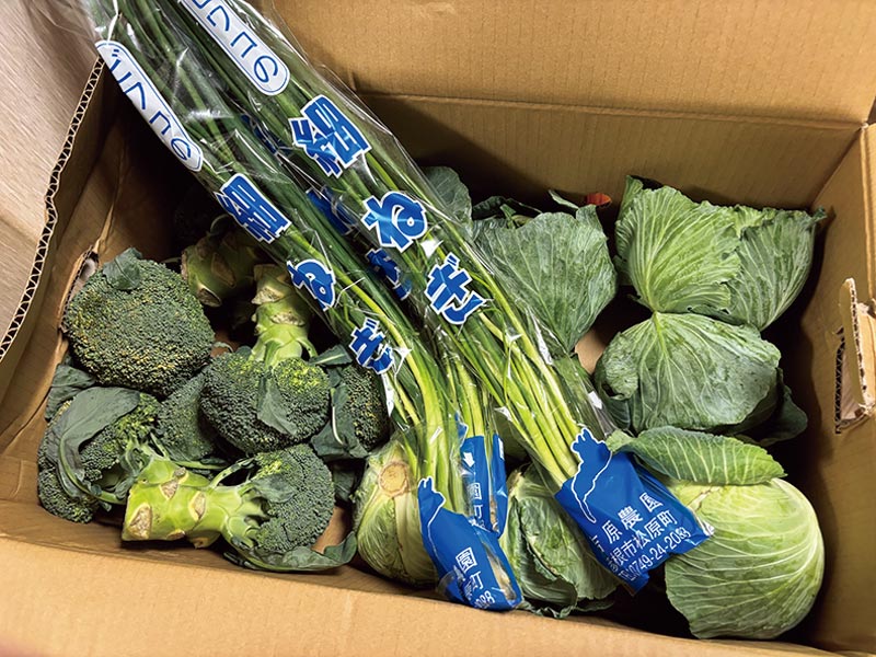 画像: 地域の八百屋さんにB品の野菜を安価で譲ってもらうなど、フードロスを減らす試みにもつながっている