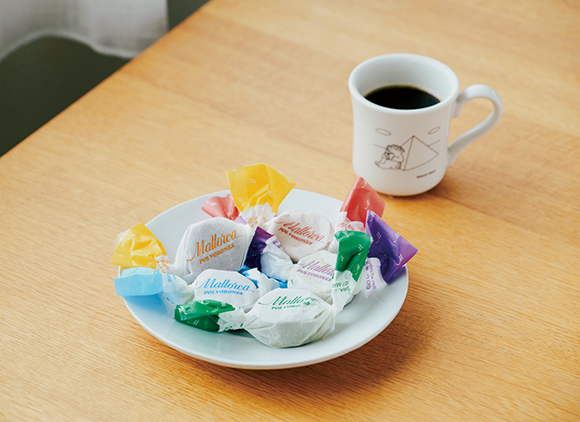 画像: 柳沢さんの読書に欠かせない“おやつ”