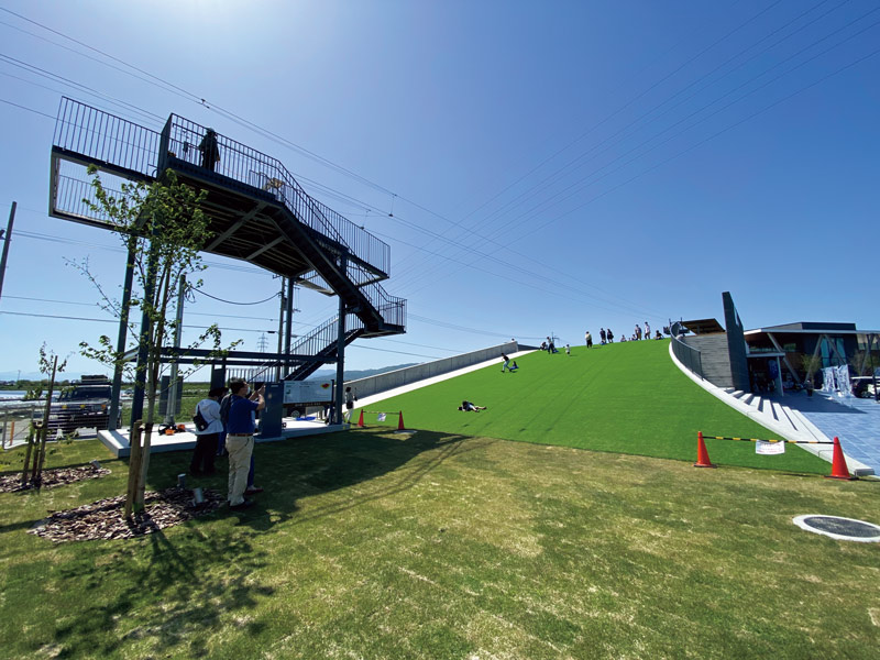 画像: 屋上からはジップラインが体験できる。10～16時。大人1,100円、子ども800円。利用条件あり