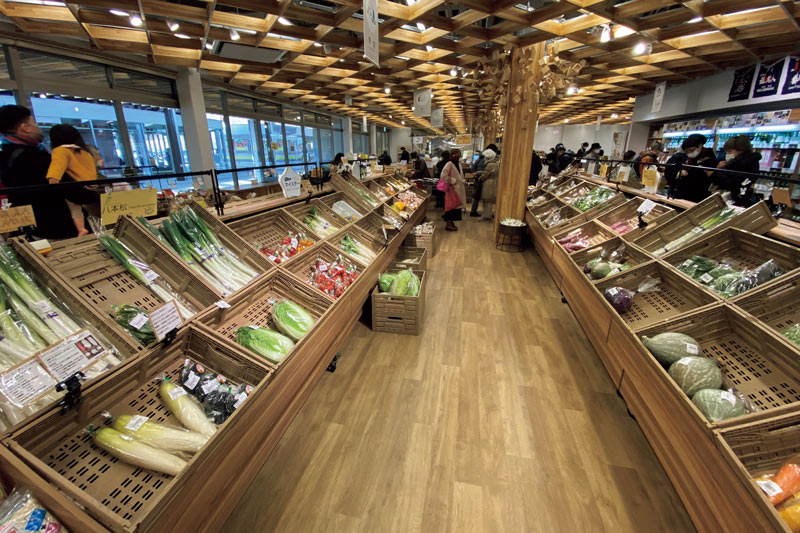 画像: 市内産の農水産物、加工品を販売。土作りからこだわる農家も多く、美味しい野菜が手に入る