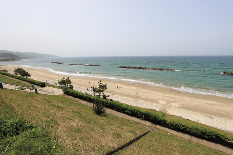 画像: “日本の夕陽百選”に選ばれた海辺で、名物イチジクソフトと地元の恵みを味わう道の駅「キララ多伎」(島根県出雲市)