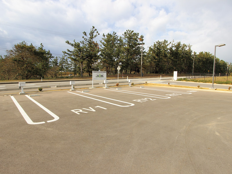 画像: 併設するRVパークは駐車場の海側寄り。4m×6m以内の車両サイズに対応している