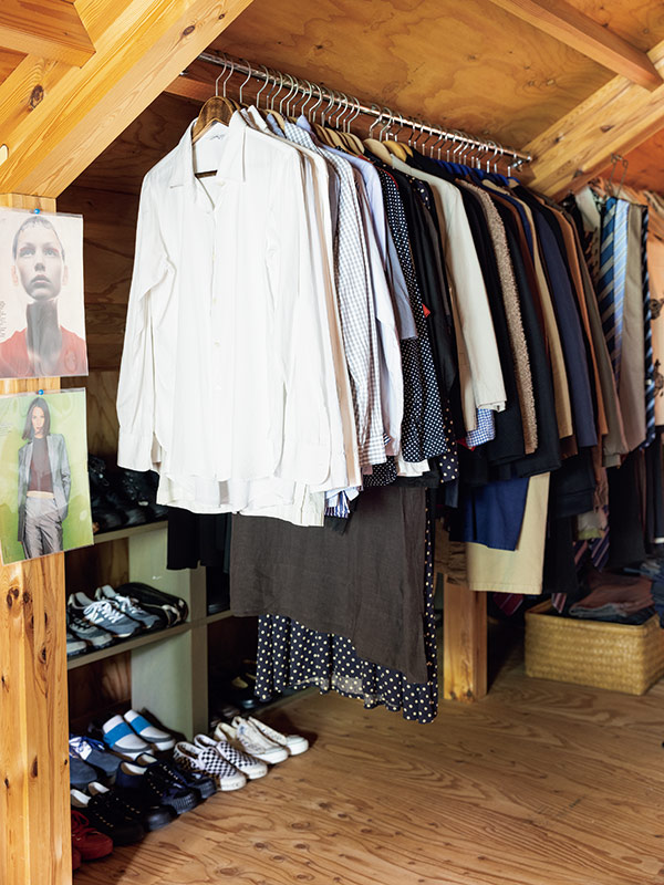 画像: 「気合いを入れたおしゃれの服選びはここで」という屋根裏のクローゼット部屋。ハンガーラックも靴も選びやすいよう色や素材別に並べた「見せる収納」で楽しく、使いやすく
