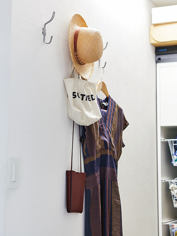 画像: クローゼット収納のアイデア 03 明日着る服を掛けておく