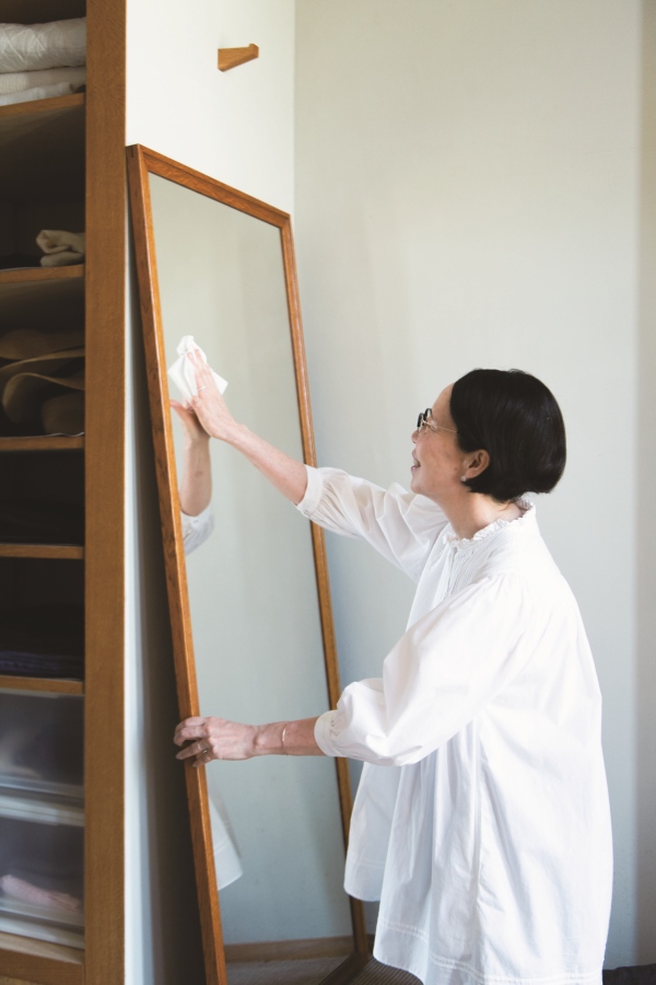 画像: モヤモヤした時は家中の鏡を拭きます。アスクル「お店のおそうじ・鏡・ガラス用」を使って、ヨコヨコと拭けば鏡もピカピカ。心も晴れ晴れです
