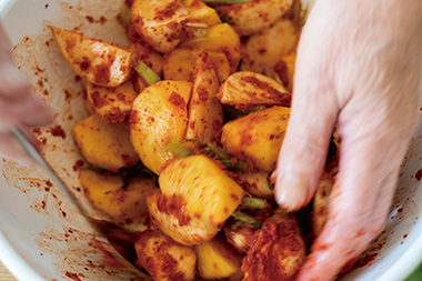 画像: 柿とかぶが同じ色に染まり、美しい