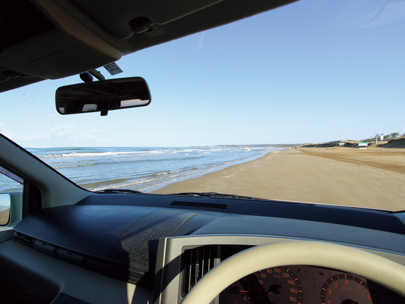 画像: 海水を含んでかたく締まった砂浜は観光バスでも走行できる。ただし、乾燥したところはタイヤが埋もれる可能性があるので注意