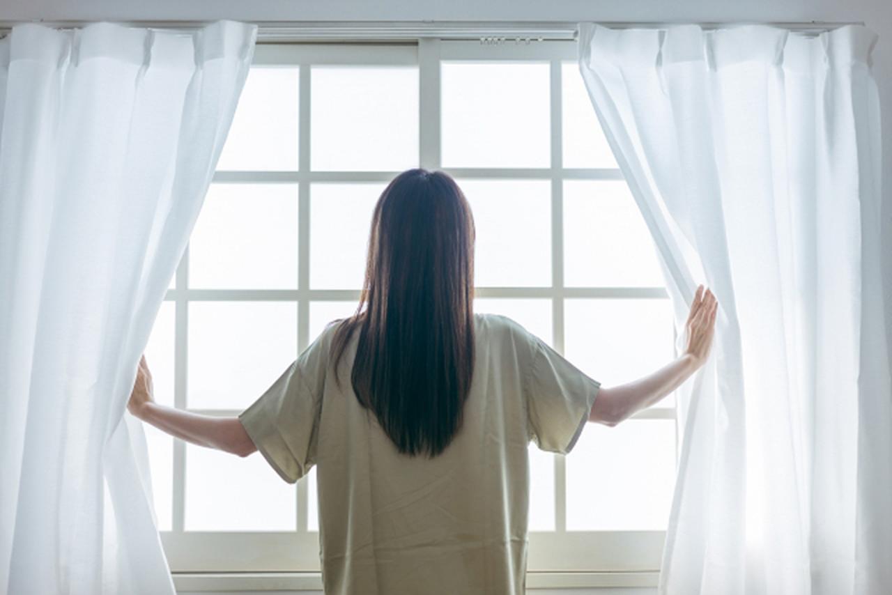 画像: かんたん「ずる瞑想」で整う朝の10分。まったくお金のかからない、忙しいのに“豊かな人”のずるい習慣／作家・有川真由美さん - 天然生活web