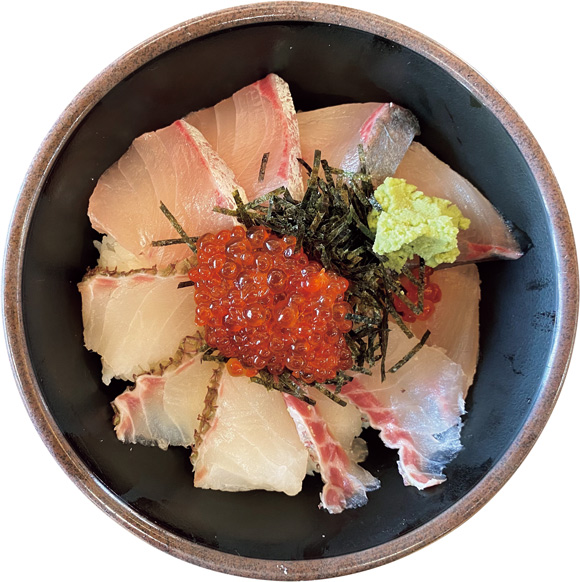 画像: 「おふくろ食堂はまゆう」では、魚介系のメニューが充実。海鮮丼が人気商品だ