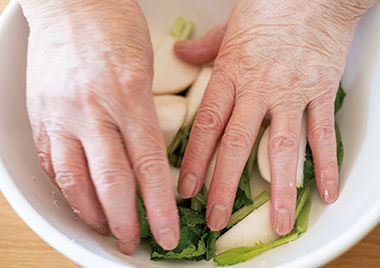 画像: かぶに塩をもみ込むときは茎、葉、実の順に。かたい茎も短時間でやわらかく。
