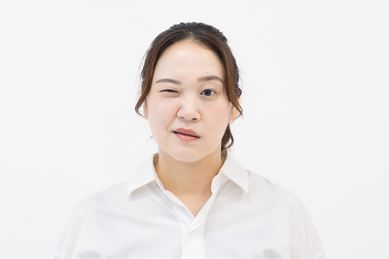 画像: 目がつられて細くなってしまわないように注意