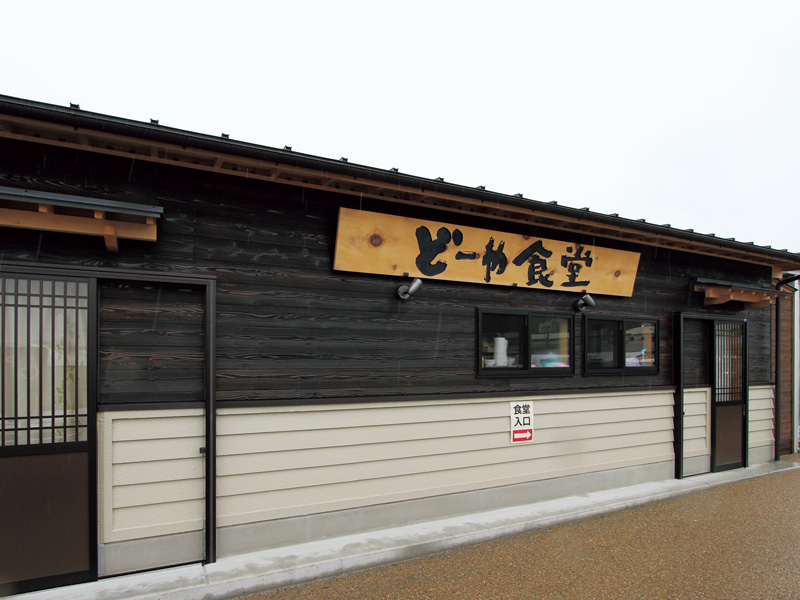 画像: 水揚げされたばかりの新鮮な魚介類が味わえる「どーや食堂」にはBBQコーナーもあり