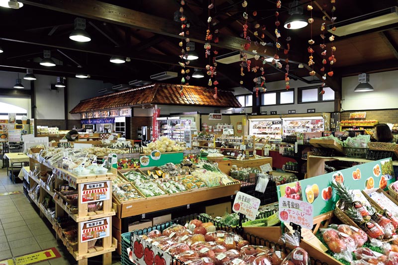 画像: 直売所では旬の野菜が購入でき、とくに3月中旬から5月までは山菜がおすすめ