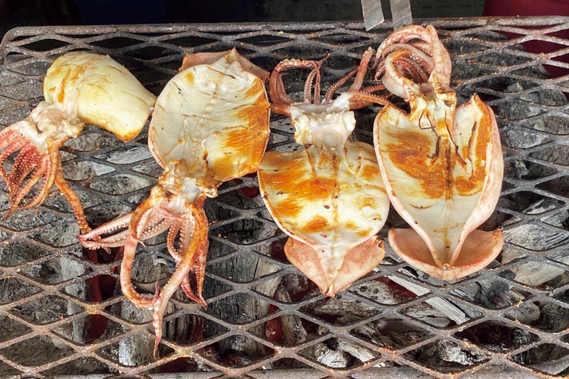 画像: 香ばしく焼き上がったイカはかむほどに旨みが口の中に広がる