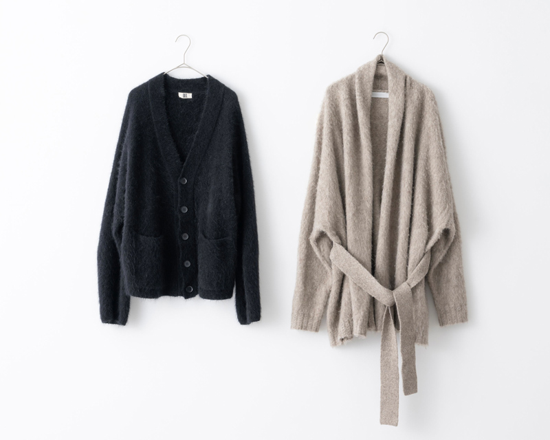 画像: 左)ブラックモヘアカーディガン 38,500円/アンフィル 右)ベージュニットガウン 58,300円/アシードンクラウド