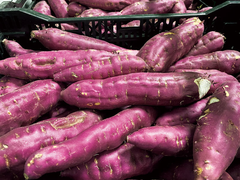 画像: 全国的に知名度のある「なると金時」を使って商品開発をしている。鮮やかな紅色で、上品な甘みが特徴のサツマイモだ